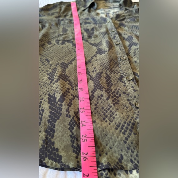 EXPRESS Snake Print V-Neck Blouse - Picture 6 of 8